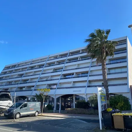 Sur Le Port Avec Vue Bassin Arcachon